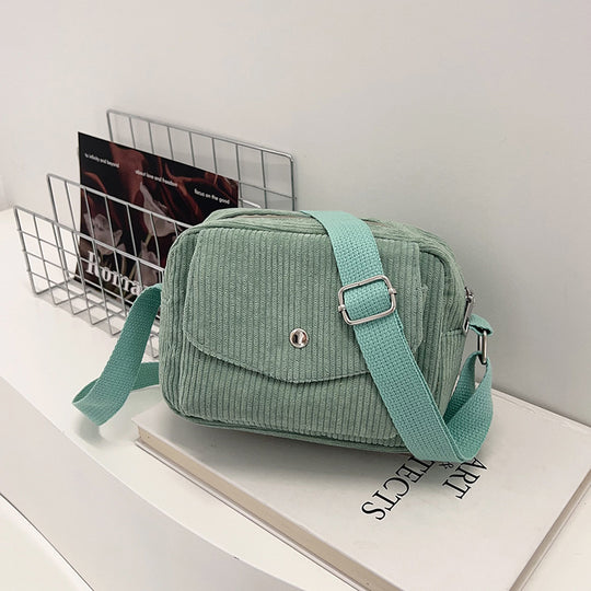 Damen Umhängetasche mit strukturierter Cord-Oberfläche und praktischem Klappenverschluss Nord Taschen