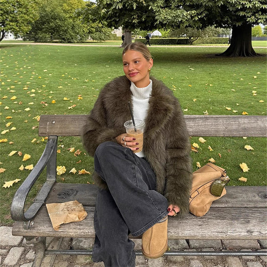 Damen Boxy-Kunstfelljacke mit voluminösem Schalkragen und weicher Teddystruktur Nord Taschen