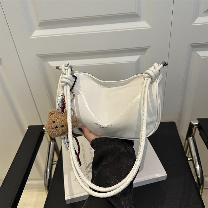 Damen Handtasche aus glänzendem Kunstleder mit abnehmbarem Anhänger Nord Taschen