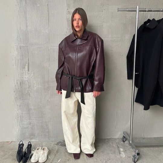 Damen Boxy-Kunstlederjacke mit hohem Stehkragen, Frontzip und Taillenschärpe Nord Taschen