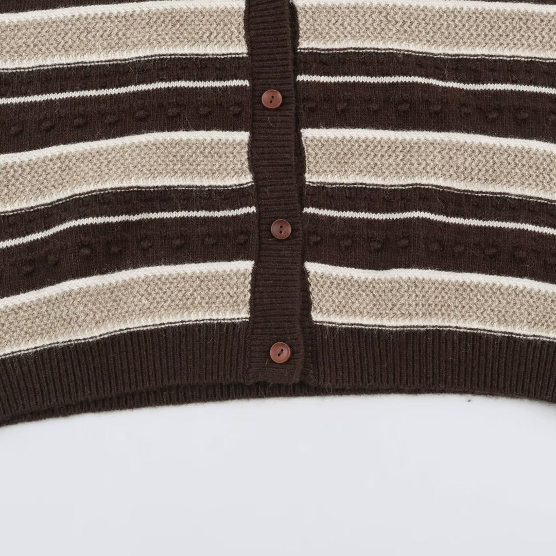 Damen Feingestrickte Weste mit V-Ausschnitt, Strukturstreifen und Knopfleiste Nord Taschen