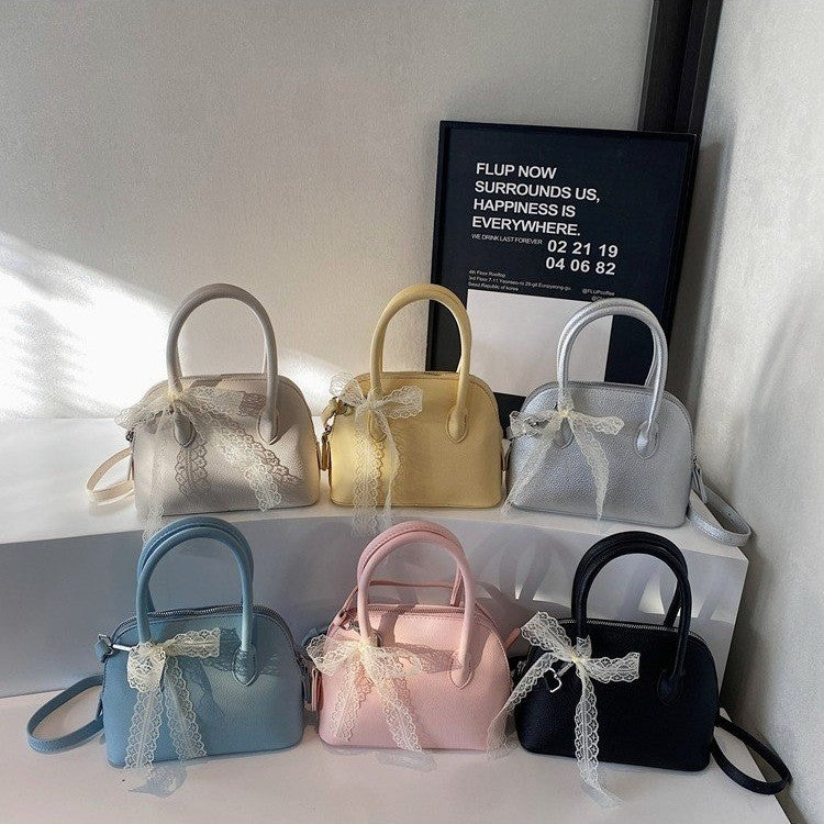 Damen stilvolle Handtasche mit dekorativem Spitzenanhänger Nord Taschen