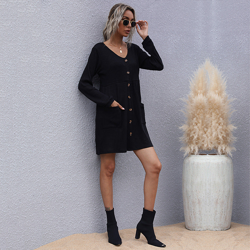 Damen Geripptes Strickkleid mit V-Ausschnitt, Knopfleiste und aufgesetzten Taschen Nord Taschen