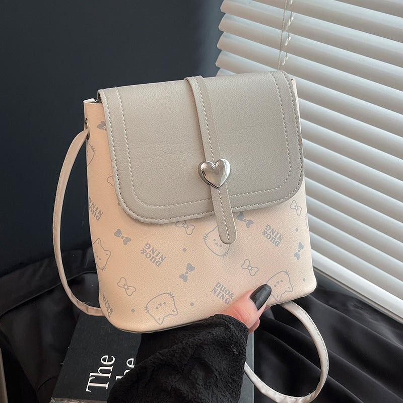 Damen Mini Umhängetasche mit herzerfrischendem Design und kuscheligem Anhänger Nord Taschen