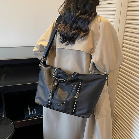 Damen elegante Shopper-Tasche mit Nieten und verstellbarem Schulterriemen Nord Taschen