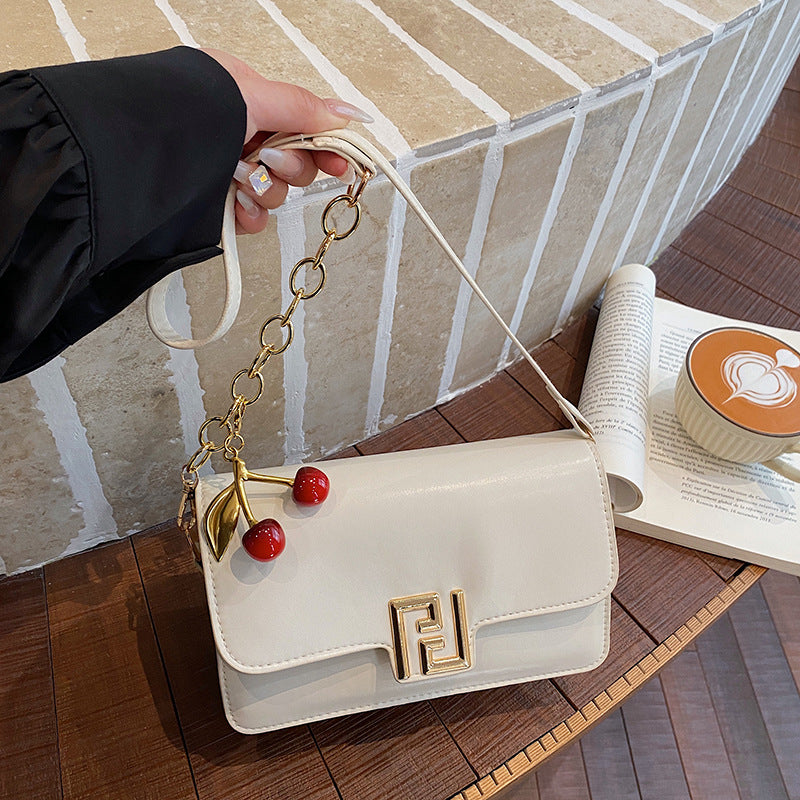 Damen elegante Umhängetasche mit strukturiertem Obermaterial und verspieltem Anhänger Nord Taschen