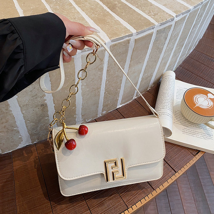 Damen elegante Umhängetasche mit strukturiertem Obermaterial und verspieltem Anhänger Nord Taschen