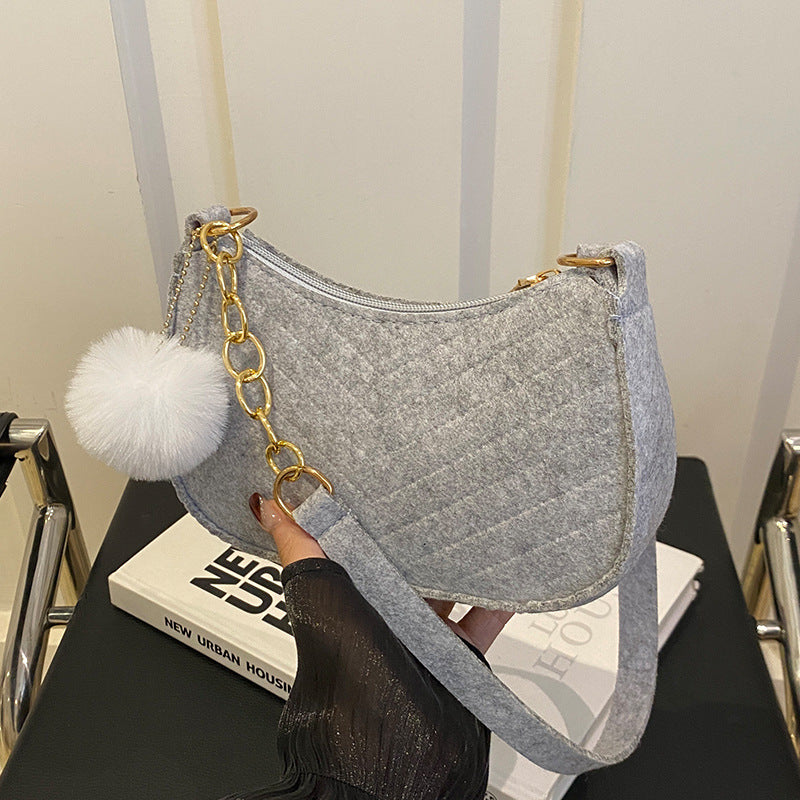 Damen Umhängetasche mit strukturiertem Chevron-Muster und abnehmbarem Plüschanhänger Nord Taschen