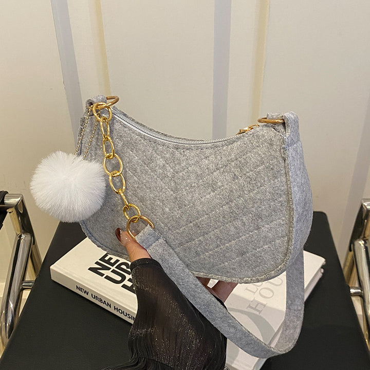 Damen Umhängetasche mit strukturiertem Chevron-Muster und abnehmbarem Plüschanhänger Nord Taschen