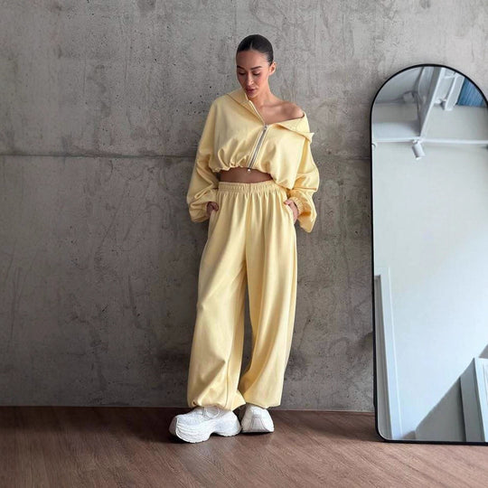 Damen cropped Kapuzen-Zipjacke mit Ballonärmeln und hochgeschnittener weiter Sweatpants-Set Nord Taschen
