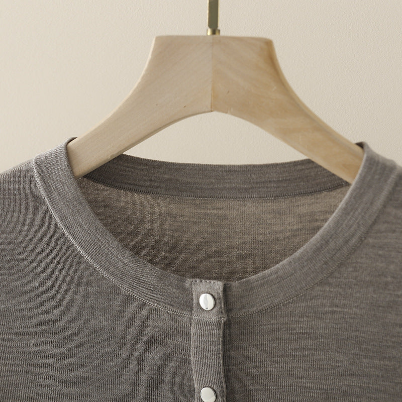 Damen Leichter Feinstrick-Cardigan mit Rundhals, Slim-Passform und dezenter Knopfleiste Nord Taschen