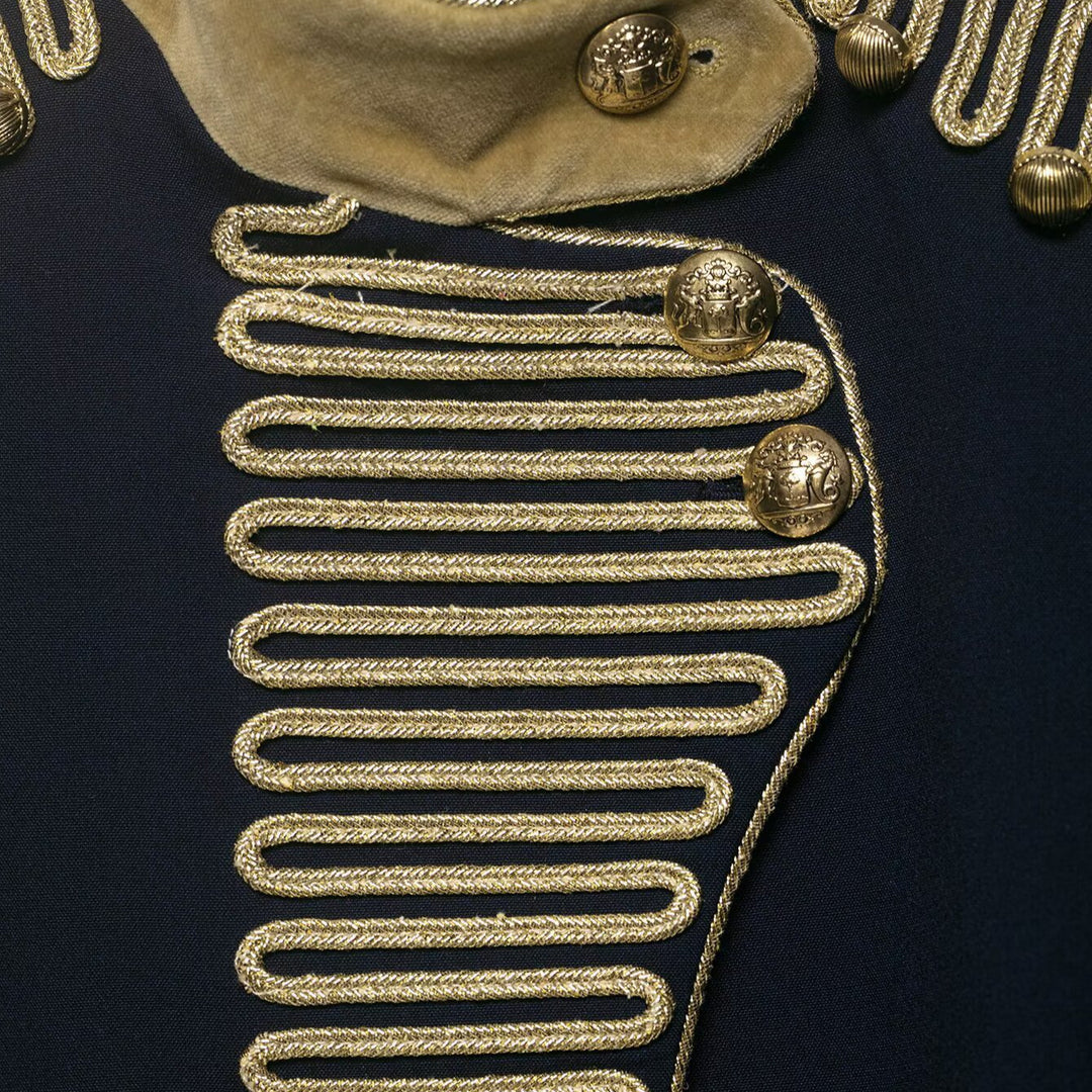 Damen Militärinspirierte Kurzjacke mit goldener Kordelverzierung und Samtmanschetten Nord Taschen