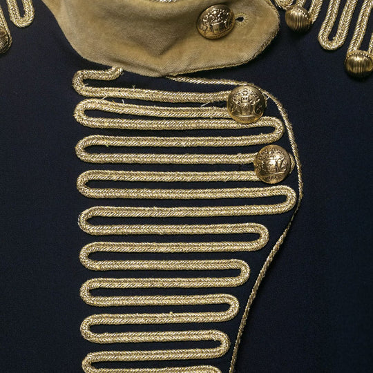 Damen Militärinspirierte Kurzjacke mit goldener Kordelverzierung und Samtmanschetten Nord Taschen