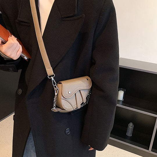Damen Umhängetasche mit einzigartigem Kettendetail und innovativen Fächern Nord Taschen