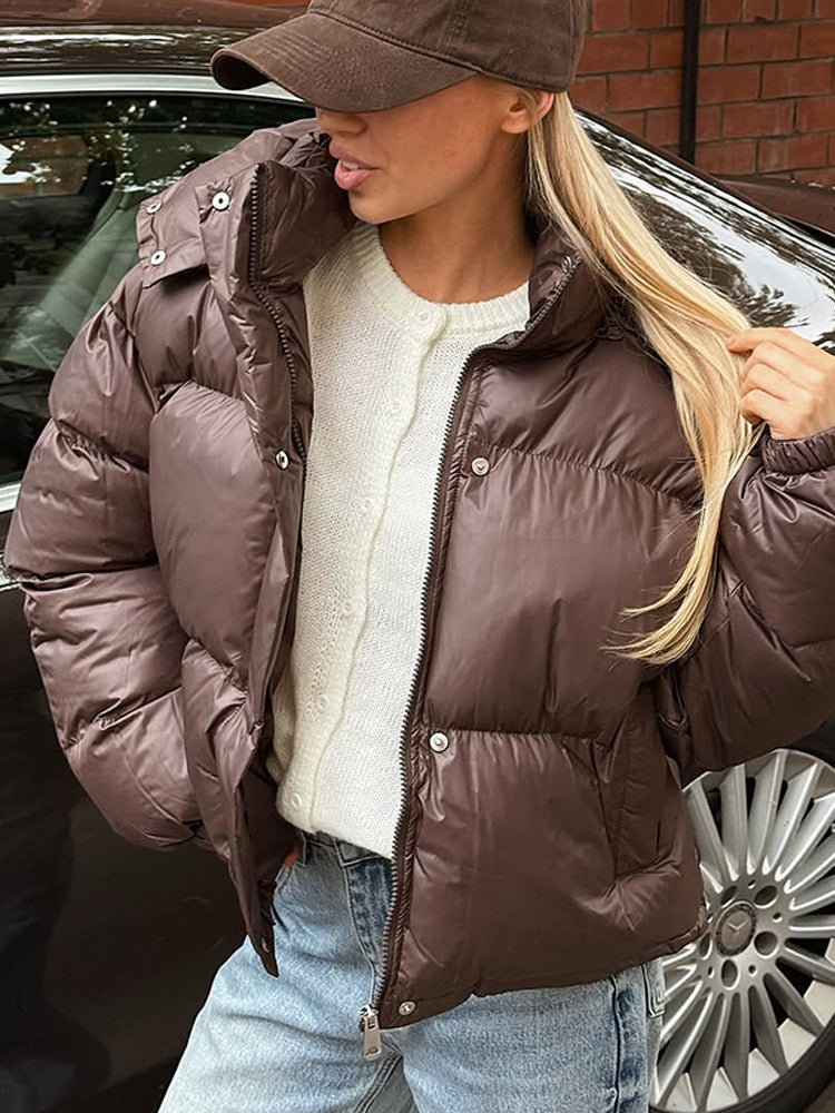 Damen Kurz geschnittene glänzende Steppjacke mit hohem Stehkragen und Druckknopfleisten Nord Taschen