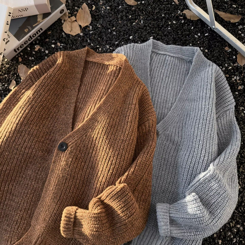 Unisex Grobstrick-Cardigan im Oversize-Schnitt mit tiefem V-Ausschnitt und markanter Knopfleiste Nord Taschen