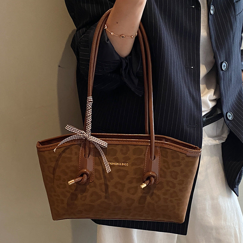 Damen Handtasche mit elegantem Leo-Design und praktischem Innenfach Nord Taschen