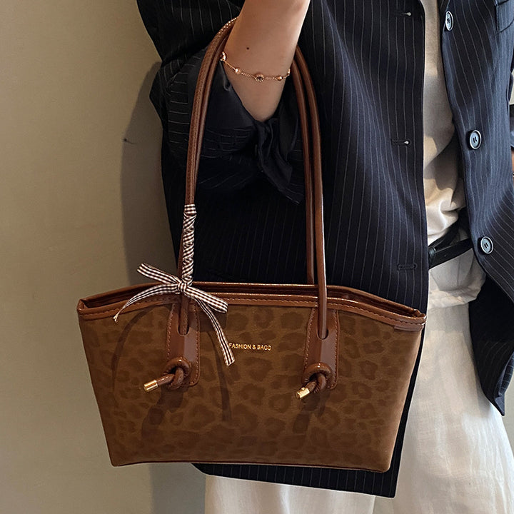 Damen Handtasche mit elegantem Leo-Design und praktischem Innenfach Nord Taschen