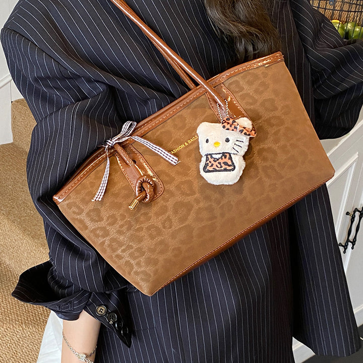 Damen Handtasche mit elegantem Leo-Design und praktischem Innenfach Nord Taschen