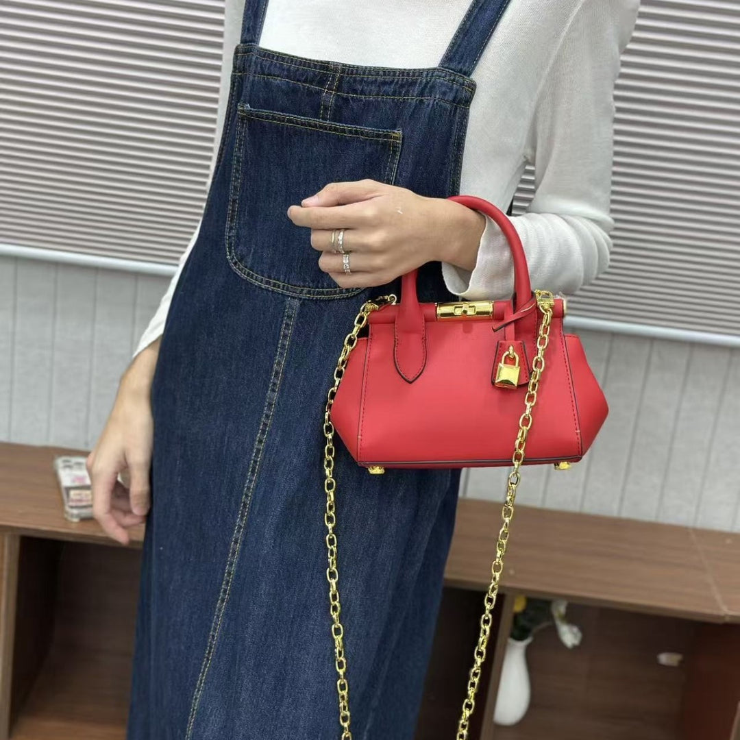 Damen Handtasche im strukturierten Design mit goldener Kette Nord Taschen