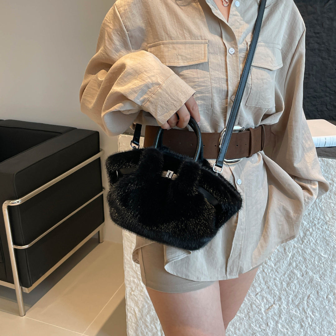 Damen Umhängetasche mit kuscheligem Fell-Design Nord Taschen