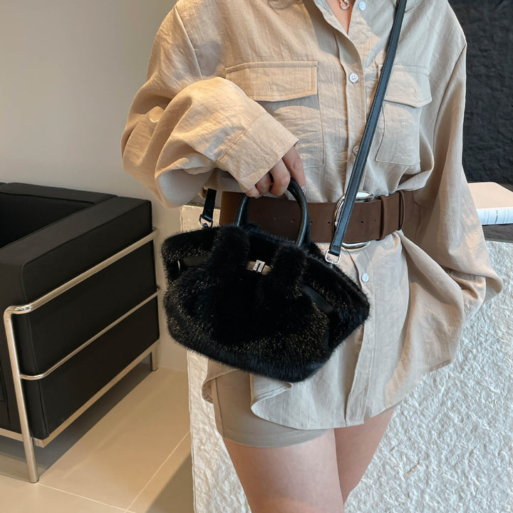 Damen Umhängetasche mit kuscheligem Fell-Design Nord Taschen