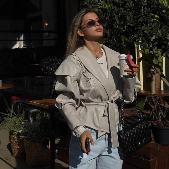 Damen Kurzjacke aus Wildlederoptik mit Wickelgürtel, Schalkragen und Schnürdetail Nord Taschen