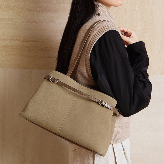 Damen Schultertasche aus hochwertigem Wildleder mit eleganten Akzenten Nord Taschen