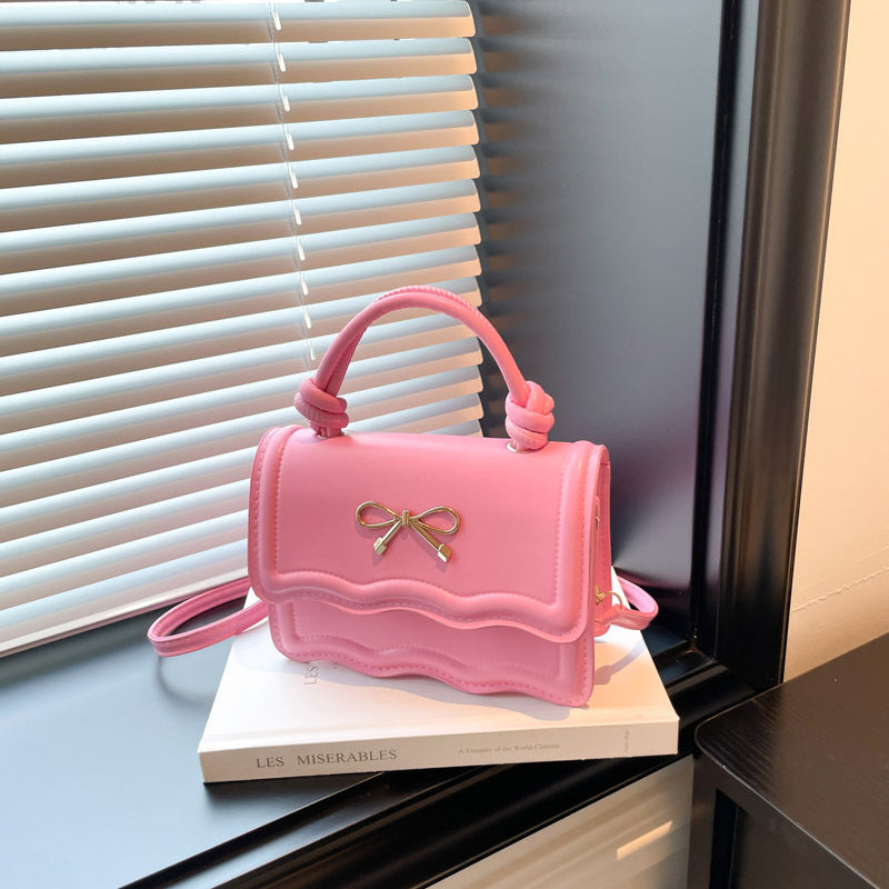 Damen elegante Handtasche mit Wellenstruktur und Schleifendetail Nord Taschen