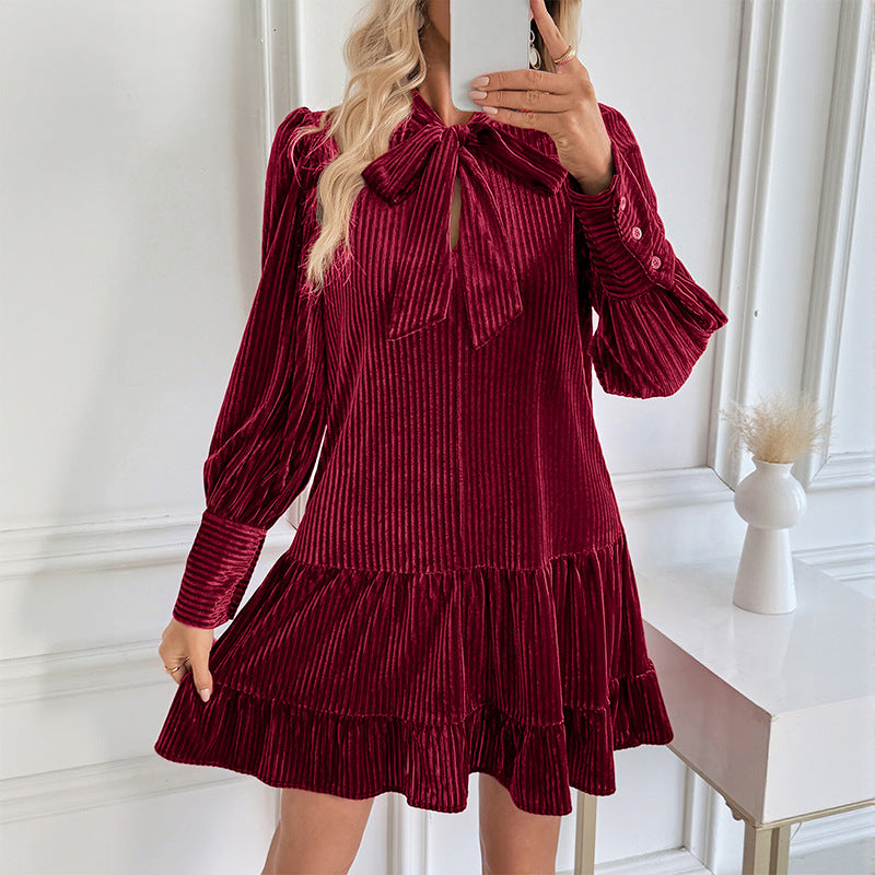 Damen Samtkleid mit Plissee‑Struktur, Schleifenkragen und Stufenrock Nord Taschen