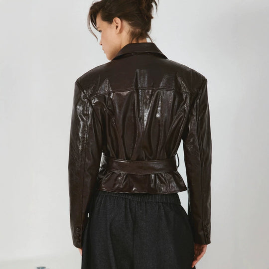 Damen Kurzblazer im Lackleder-Look mit Taillengürtel und fallendem Revers Nord Taschen