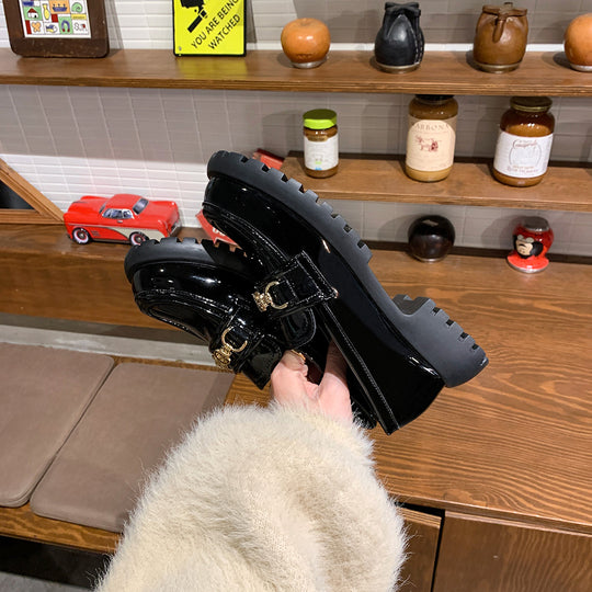 Damen Patentleder‑Plateau‑Loafer mit Goldkettchen und profilierter Lugsohle Nord Taschen