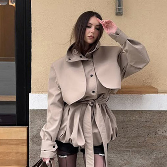 Damen Sculpturaler Boxy-Blouson mit hohem Stehkragen und gerafftem Volumenbund Nord Taschen