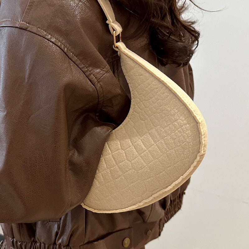 Damen Umhängetasche mit strukturiertem Lederlook und goldenen Akzenten Nord Taschen