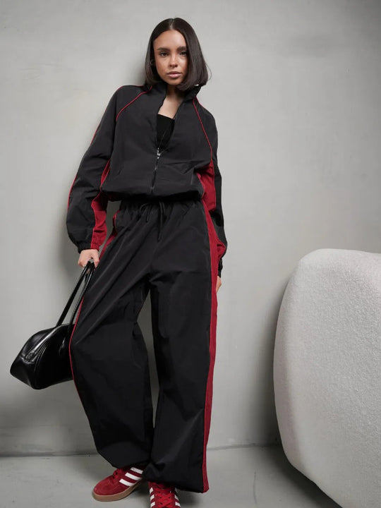 Damen sportlich-elegantes Trackset mit Stehkragen, Reißverschlussjacke und weitem Seitenstreifen-Hose Nord Taschen