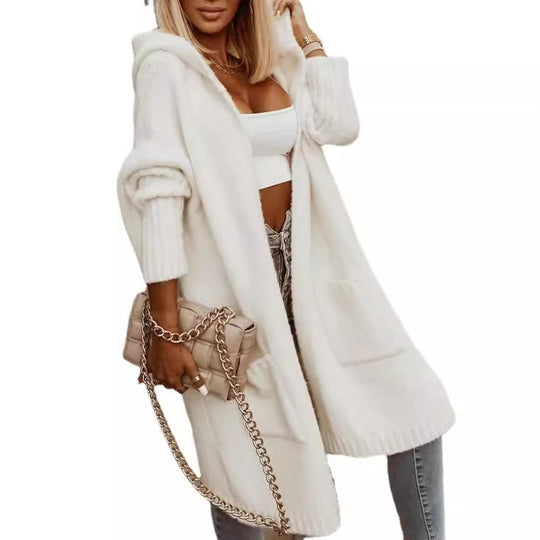 Damen Langer Kapuzen-Cardigan im Cape‑Stil mit Zopfstrick und Rücken‑Schriftzug Nord Taschen