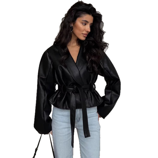 Damen Taillierte Kunstleder-Jacke mit Schößchen, Bindegürtel & Schalkragen Nord Taschen