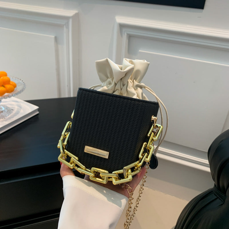 Damen Mini-Handtasche mit einzigartiger Kettenverzierung und klassischem Kordelzug Nord Taschen