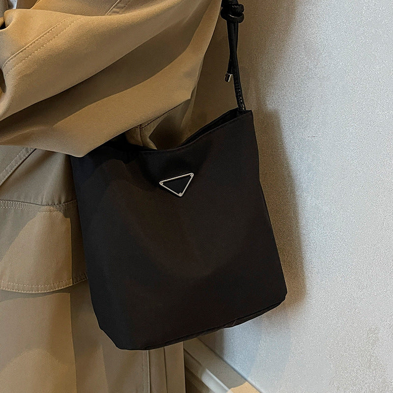 Damen Umhängetasche aus wasserabweisendem Material mit minimalistischer Form Nord Taschen