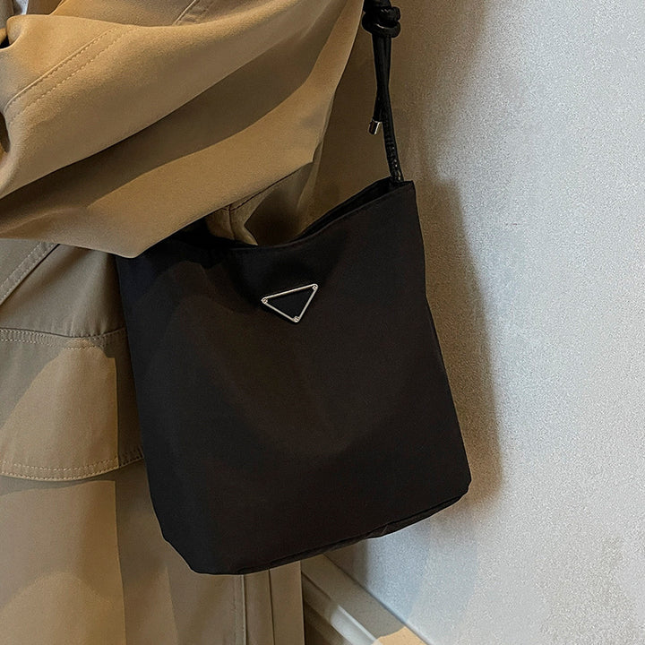 Damen Umhängetasche aus wasserabweisendem Material mit minimalistischer Form Nord Taschen