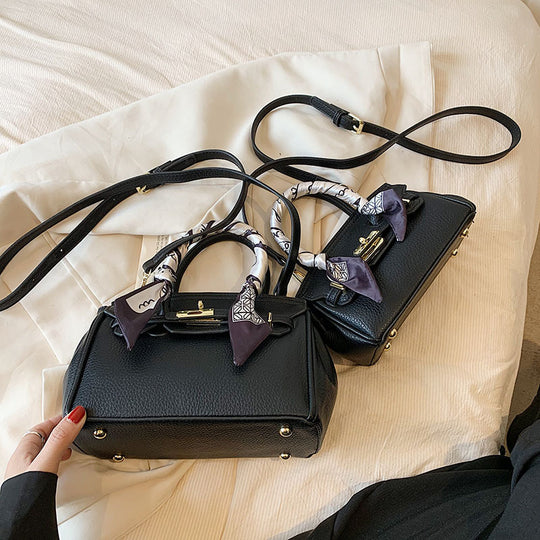 Damen Handtasche mit innovativem Haltegriff und modischen Details | Nord Taschen