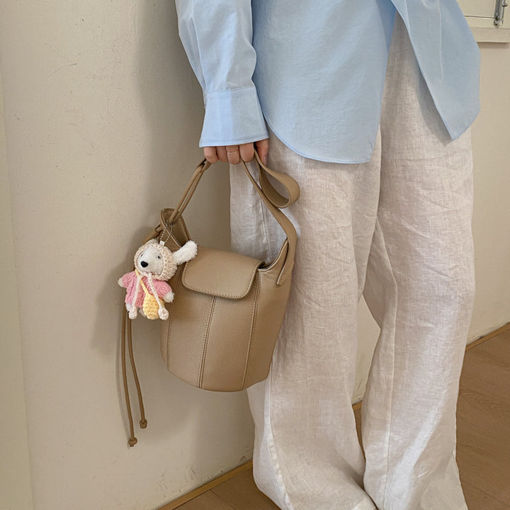 Damen Handtasche mit verspieltem Tieranhänger Nord Taschen