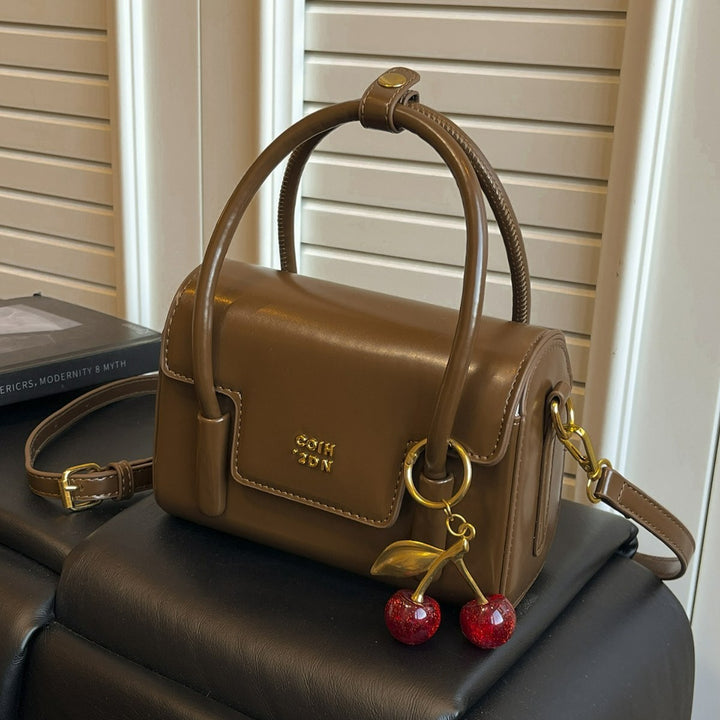 Damen Mini-Handtasche mit eleganter Struktur und charmantem Anhänger Nord Taschen