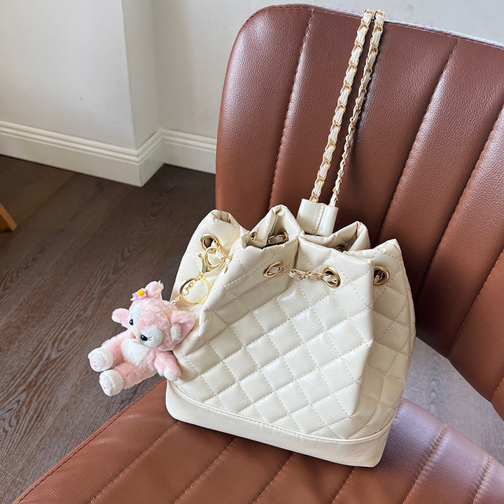 Damen Hobo-Tasche mit glänzender Oberflächenstruktur und eleganter Kettenverzierung Nord Taschen