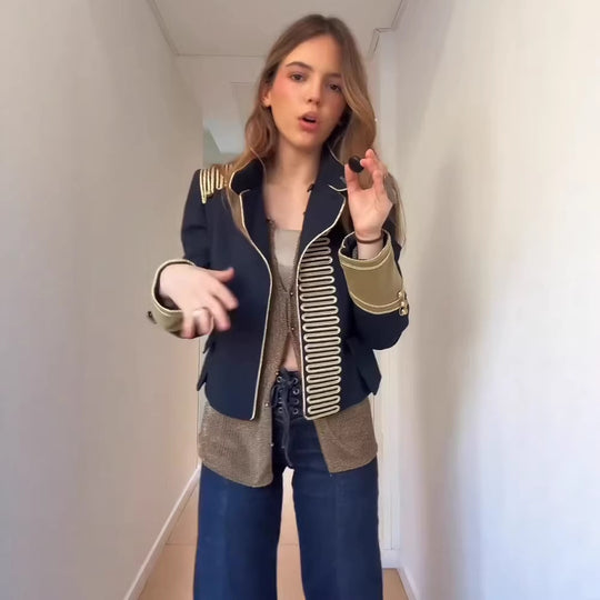 Damen Militärisch inspirierte Kurzjacke mit goldener Gallonborte und Stehkragen Nord Taschen