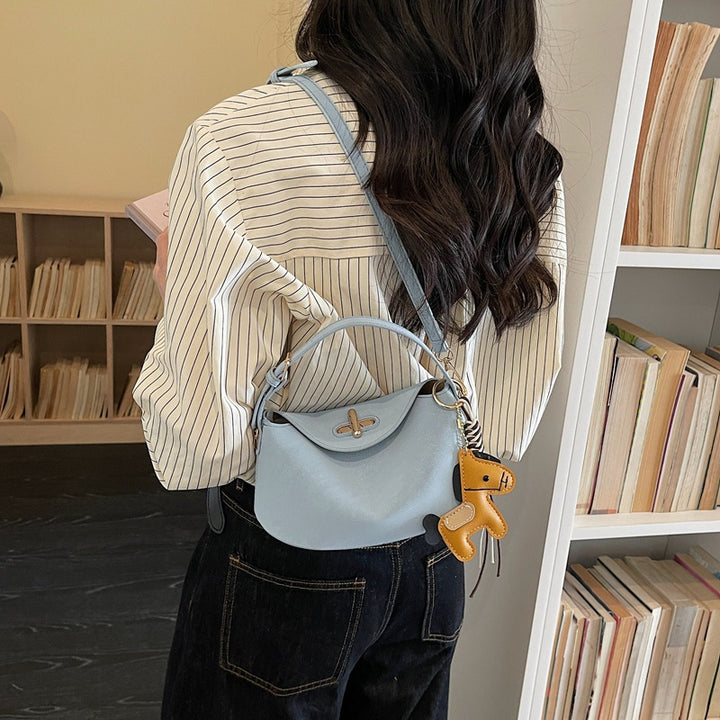 Damen Umhängetasche mit charmantem Anhänger und elegantem Design Nord Taschen