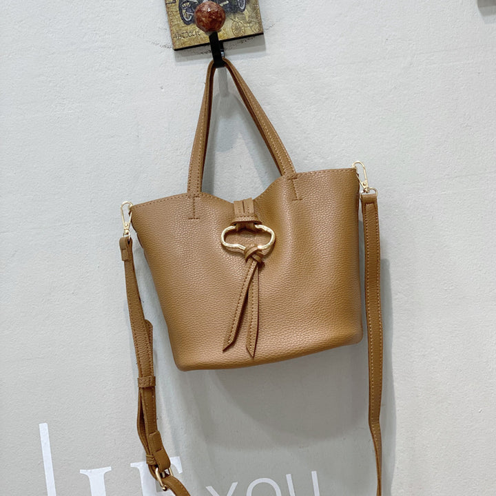Damen Hobo-Tasche mit modernem Verschluss und praktischem Tragegurt Nord Taschen
