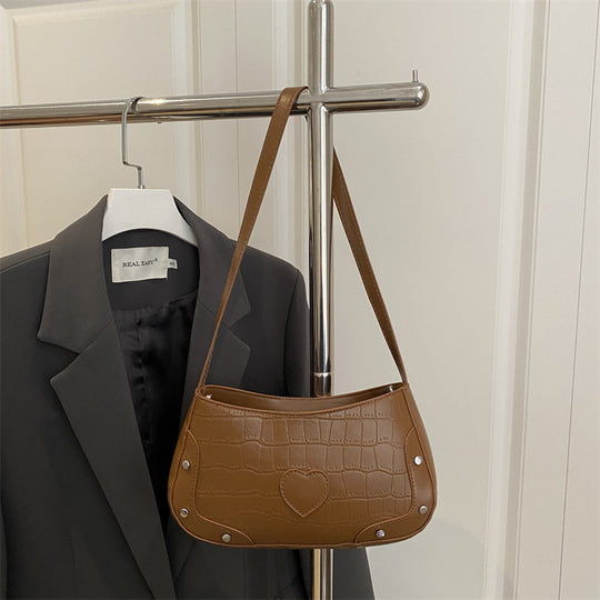 Damen Umhängetasche mit Herzmotiv und strukturierter Oberfläche Nord Taschen