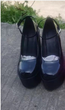 Damen Plateau-Pumps mit eleganter Doppelriemenführung und rutschfester Sohle
