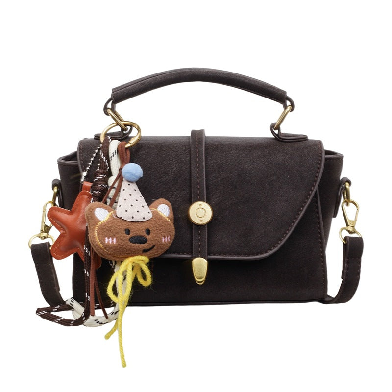 Damen Handtasche mit verspieltem Design und charmantem Anhänger Nord Taschen
